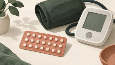 Illustration einer Pillenpackung neben Blutdruckmessgerät und Oberarmmanschette [Bildinhalt mit KI erstellt]