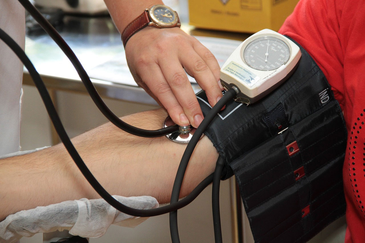 Was ist ein normaler Blutdruck? Werte für Erwachsene, Kinder und ältere Menschen.